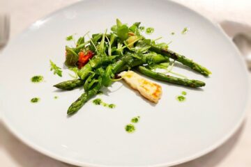 Salade van geroosterde asperges, courgettes en manouri