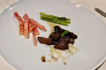 Houtduif met asperges, bietjes en cress